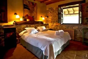 Casona de Con cozy hotel room with stone wall